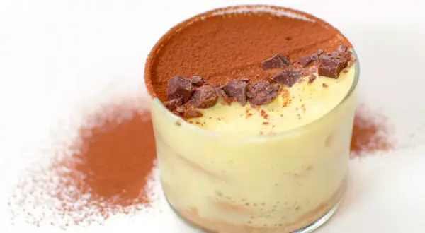 Un bicchiere di tiramisù classico, con crema soffice, cacao e scaglie di cioccolato. Perfetto per chi cerca una ricetta facile e golosa.