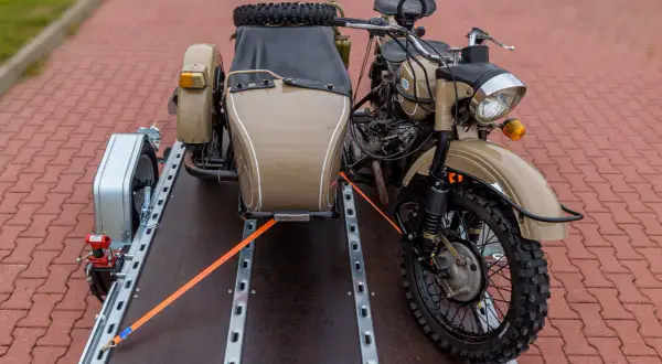 Przewóz motocykla: Samodzielnie czy z firmą? Co wybrać?