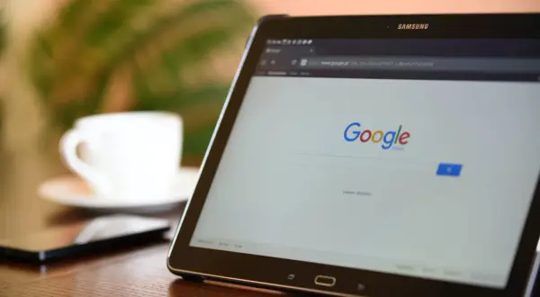 Tablet z wyszukiwarką Google. Dowiedz się, jak wylogować się z konta Google na wszystkich urządzeniach, by zwiększyć bezpieczeństwo.