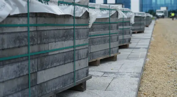 Paczki kostki granitowej czekają na ułożenie. Powstaną z nich piękne schody.