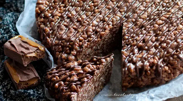 Una golosa torta Mars, con riso soffiato e cioccolato, decorata con caramello e cacao.