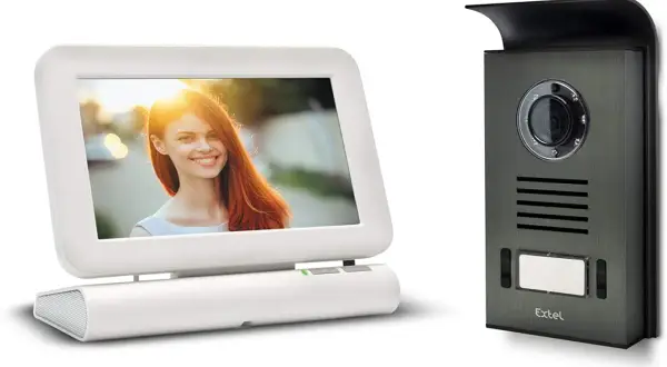 Interphone vidéo Extel Lesli : écran blanc avec une femme souriante, unité extérieure grise avec caméra et nom de marque.