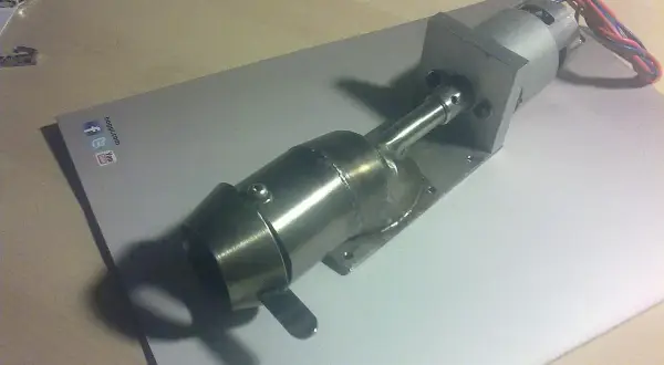 Un prototipo di motore idrogetto fai-da-te, con un motore elettrico collegato a un ugello metallico.