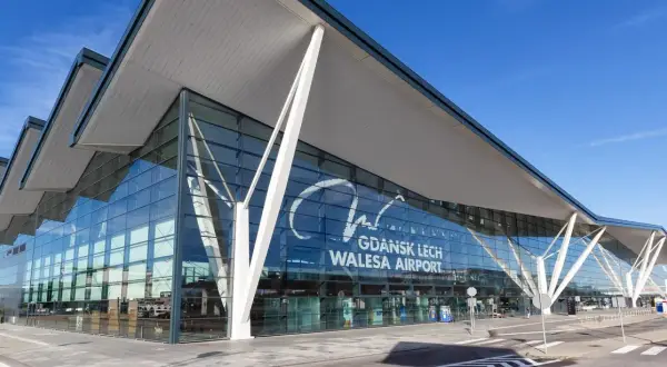 Dojazd na lotnisko Gdańsk: PKM, ZTM, taxi, auto. Porównaj i wybierz!
