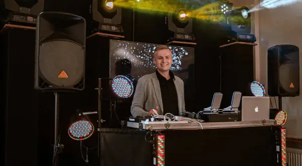 Ile bierze DJ za 18? Ceny, które zaskoczą i pomogą zaoszczędzić