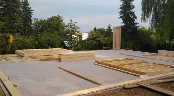 Jaki fundament pod dom szkieletowy? Płyta czy ławy porównanie