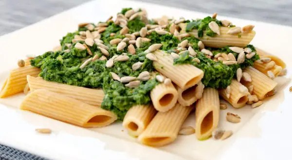Penne konjac ze szpinakiem - zdrowy przepis na niskokaloryczny posiłek