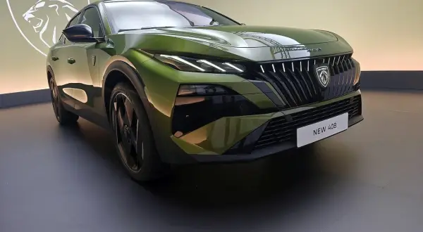 Nowy Peugeot 408 w zielonym kolorze, z charakterystycznym grillem i reflektorami. Dostępne są różne silniki, w tym hybrydowe.