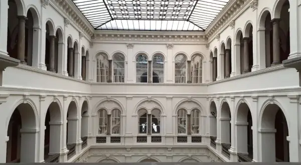 Innenhof des Nationalmuseums Breslau mit Arkaden, Säulen und einem Glasdach.