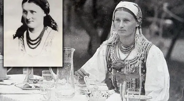 Lucjan Rydel i Jadwiga Mikołajczykówna w strojach ludowych, siedzą przy stole nakrytym do herbaty.