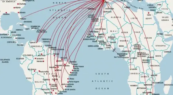 Mapa trasatlantyckich tras lotniczych z Europy do Ameryki Północnej i Południowej. Pokazuje, ile się leci do Portugalii z różnych miejsc.