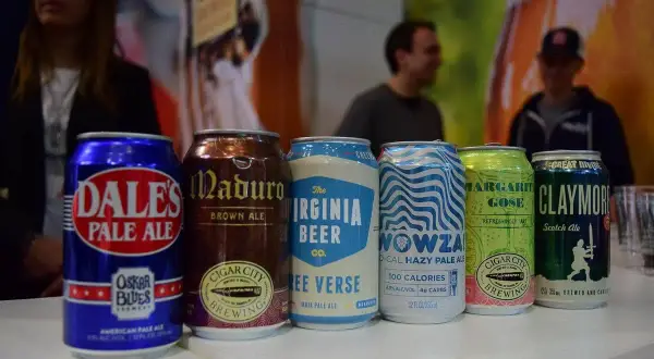Sei lattine di birre americane famose, tra cui Dale's Pale Ale e Maduro Brown Ale, in esposizione.