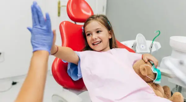 Kiedy z dzieckiem do dentysty? Kluczowe informacje, które musisz znać