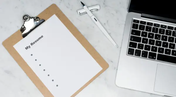 Taccuino con "My Resume", penna e laptop. Ideale per creare liste collocamento mirato.