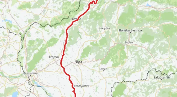 Trasa rowerowa wokół Tatr, widoczna na mapie jako czerwona linia, z zaznaczonymi miastami jak Trenčín i Nitra. Plik GPX do pobrania.