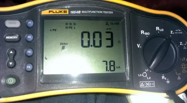 Miernik Fluke pokazuje niską impedancję pętli zwarcia 0.03 Ω, co jest dobrym wynikiem.