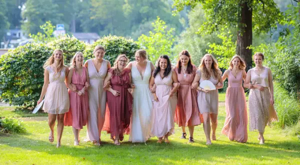 Brautjungfern in zarten Rosatönen und ein Brautkleid – so zieht man zur Hochzeit an! Sie strahlen in der Sonne.