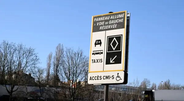 Panneau lumineux : voie de gauche réservée au covoiturage (2+), taxis et PMR. Accès CMI-S.