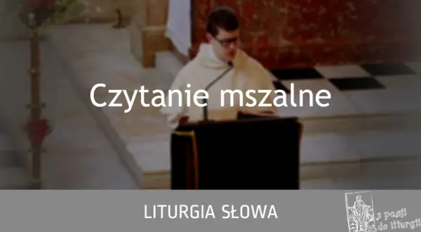 Młody mężczyzna w sutannie czyta psalm na dziś podczas liturgii słowa.