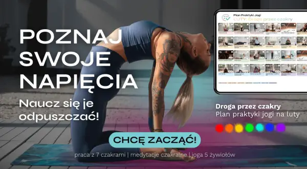Kobieta w pozie jogi z tatuażami, na ekranie plan praktyki jogi na luty.