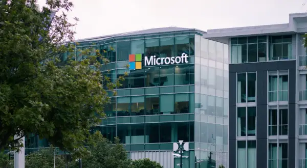 Microsoft Defender kontra płatne pakiety ochronne – czy systemowe zabezpieczenia dają radę?