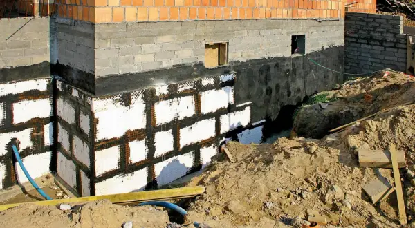 Jaką zaprawą murować bloczki betonowe - 5 kluczowych zasad