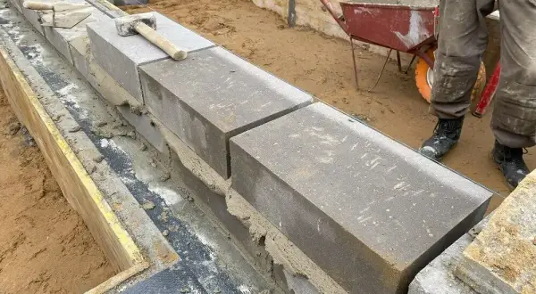 Ile zaprawy do bloczków betonowych? Oblicz dokładnie potrzebną ilość