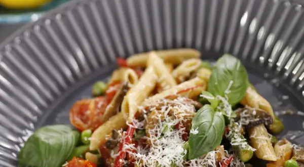 Penne primavera - prosty przepis na zdrowe i pyszne danie makaronowe