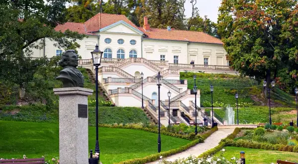 Piękna trasa w Lidzbarku Warmińskim: pomnik, pałac, schody i fontanna tworzą malowniczy krajobraz.