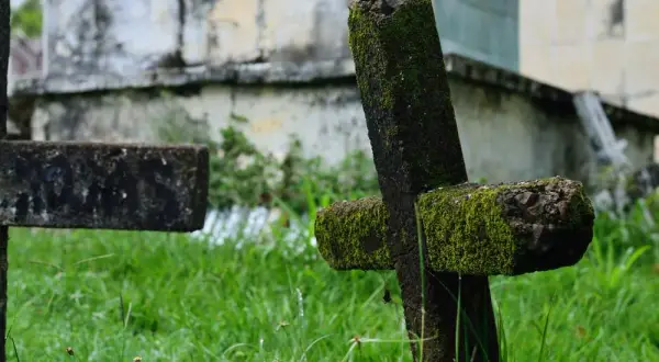Czy można przynosić rzeczy z cmentarza do domu? Etyka i przesądy
