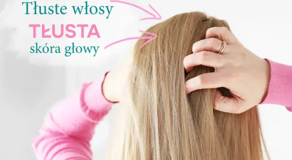Dłonie wplatają się w blond włosy, wskazując na problem przetłuszczającej się skóry głowy. Szukasz rozwiązania co na przetłuszczające się włosy?