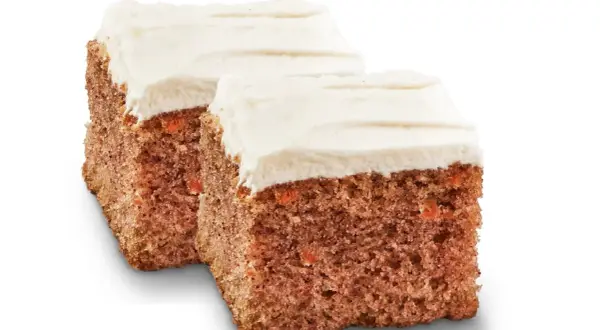 Två bitar saftig morotskaka med krämig frosting. Denna morotskaka är bakad med smör istället för olja för extra god smak.