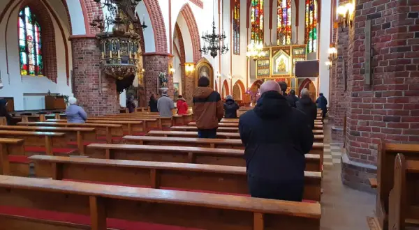 Ile mszy dziennie może odprawić ksiądz? Odkryj zasady i wyjątki