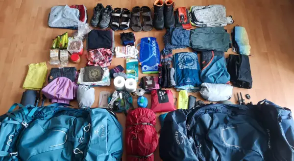 Préparation du **équipement Tour du Mont Blanc** : sacs à dos, chaussures de randonnée, vêtements, nourriture et accessoires essentiels pour l'aventure.