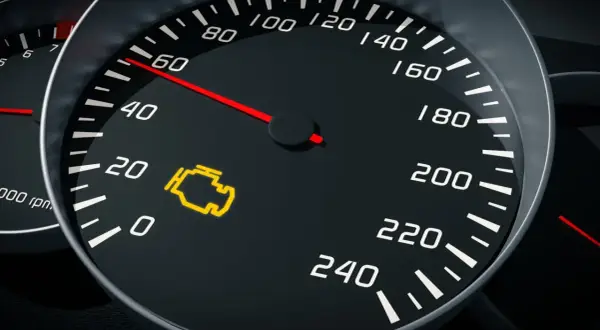 Testigo de fallo motor encendido en el tablero. El velocímetro marca 60 km/h.