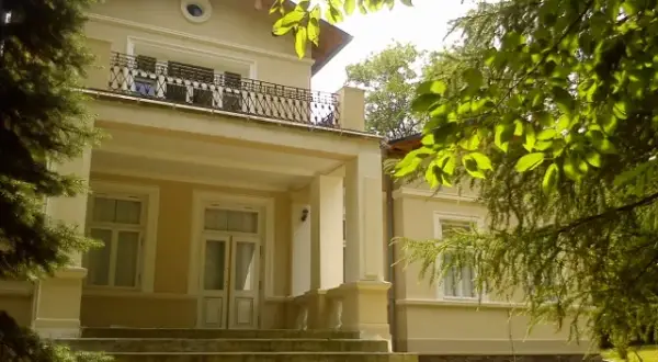 Zabytkowy pałac w Borowicach – rezydencja przyciągająca turystów