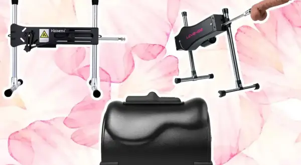 Trzy urządzenia: dwa stojaki z akcesoriami do seksu i czarny, ergonomiczny fotel.