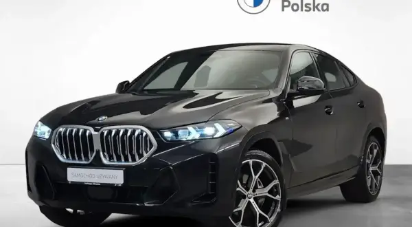 Eleganckie BMW X6 w kolorze czarnym, z charakterystycznym grillem i nowoczesnymi światłami. Sprawdź atrakcyjną bmw x6 cena w BMW Inchcape Polska.