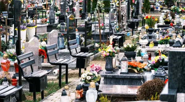 Jak sprzedać miejsce na cmentarzu - poznaj prawne ograniczenia i ryzyka
