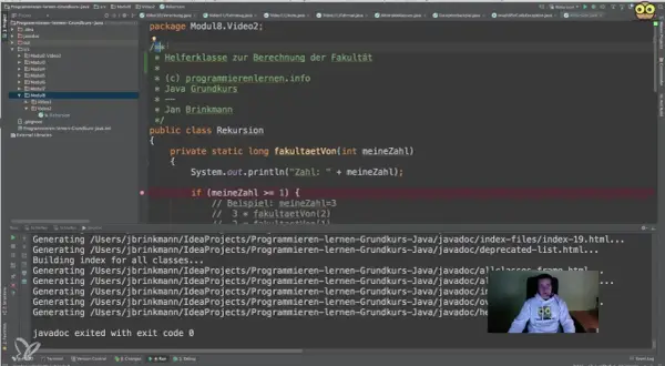 Un développeur écrit du code Java pour une classe de récursion calculant la factorielle. Le code utilise une méthode `static` pour la récursion.