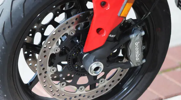 Rueda de moto con disco de freno y pinza Brembo. El sistema ABS garantiza una frenada de emergencia segura.