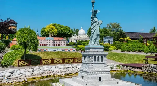 Miniaturowa Statua Wolności i inne znane budowle w jednym z parków miniatur w Polsce.