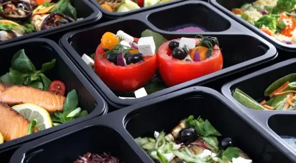 Jak wybrać catering dietetyczny, aby uniknąć nietrafionych wyborów?
