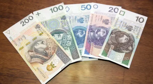 Wycofane banknoty polskie: 200, 100, 50, 20 i 10 złotych leżą na drewnianym blacie.