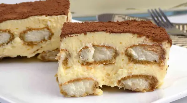 Pyszne tiramisu bez pieczenia, warstwowe, z biszkoptami i kremem, posypane kakao. Idealne na deser.