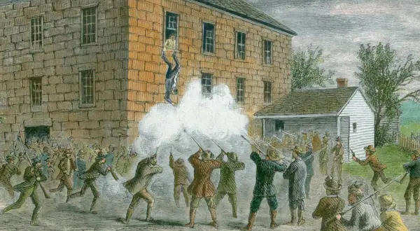 En dramatisk scen där en man faller ur ett fönster medan en folkmassa skjuter. En historisk händelse som involverar mormoner i USA.