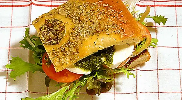 En härlig pesto macka med focaccia, mozzarella, tomat och grönsallad. Perfekt för en snabb och god lunch.