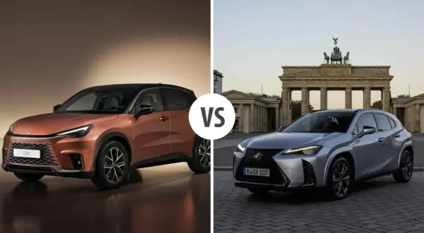 Dwa modele Lexus hatchback: miedziany LBX i srebrny UX, porównane na tle Bramy Brandenburskiej.