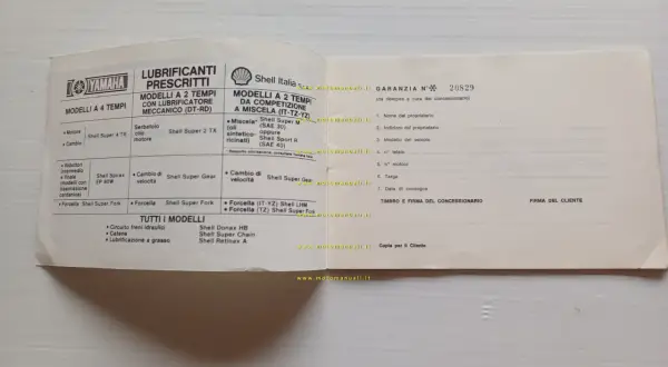 Libretto lubrificanti Yamaha per fuoribordo 2 e 4 tempi. Indica olii per motore, cambio, forcella e altri componenti.