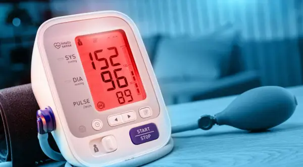Misuratore di pressione con valori alti. Scopri come abbassare la pressione in 5 minuti con rimedi naturali e veloci.